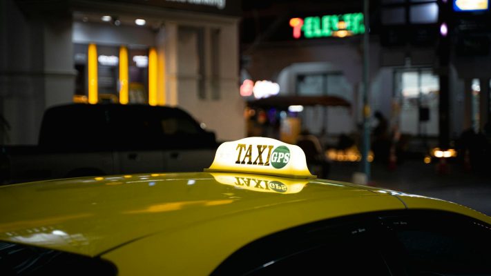 Taxi_pexels-rubaitulazad-37699033